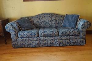 lot 13 image: Bassett Sofa