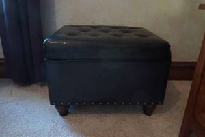 lot 33 image: Pleather ottoman