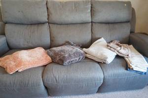 lot 37 image: Throw Blanket Lot