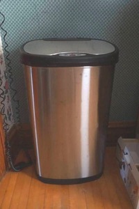 lot 40 image: Ninestars Electric Trash Can