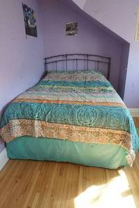 lot 86 image: Full Size Bed, metal frame, & bedding