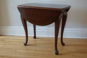 lot 94 image: drop leaf occasional table