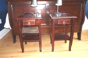 lot 100 image: 2 nightstands & lamps