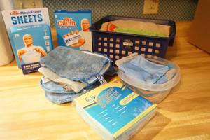 lot 117 image: Mr. Clean Magic Erasers & cloths