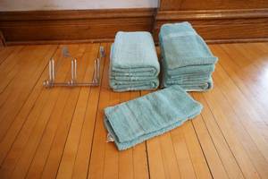 lot 125 image: over the door towel rack & towels