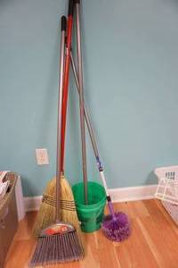 lot 128 image: broom & dusting tool