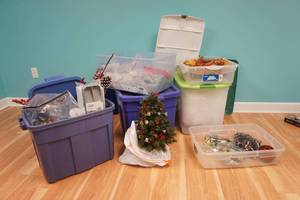 lot 134 image: Holiday Decor & totes