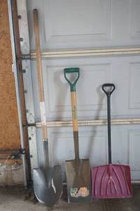 lot 158 image: square & round spade shovel