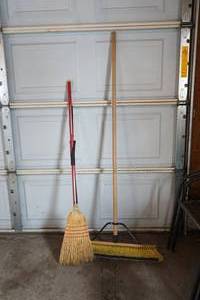 lot 164 image: shop broom