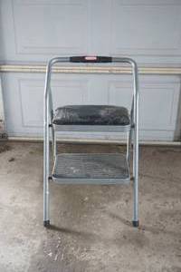 lot 169 image: Rubbermaid folding step stool