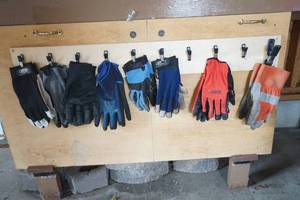 lot 170 image: work gloves lot