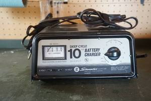 lot 176 image: Deep Cycle Battery Charger