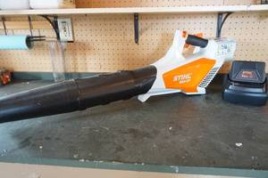 lot 178 image: Stihl Blower, battery & charger