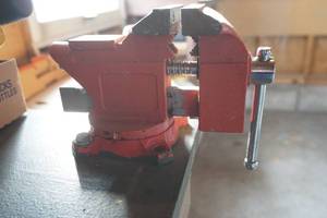 lot 195 image: bench vise