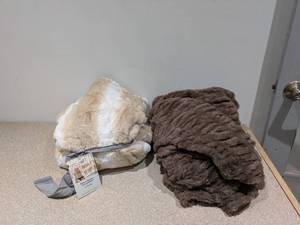 lot 102 image: 2 NEW BETTER HOMES AND GARDENS PLUSH THROW BLANKETS