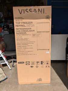 lot 8 image: BRAND NEW VISSANI 18 CU. FT. TOP FREEZER REFRIGERATOR