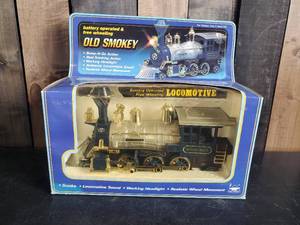 lot 4 image: Awesome Vintage Old Smokey Locomotive Still in original Box