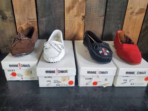 lot 12 image: 4 Pair of Minnetonka Moccasins Various Sizes