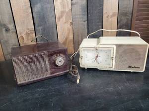 lot 13 image: 2 Vintage Radios