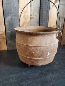 lot 18 image: Large Tri Footed Cast Iron Pot Cauldron