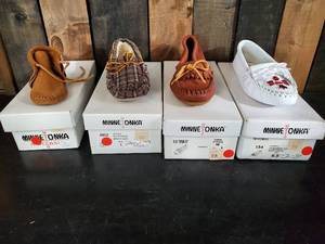 lot 26 image: 4 Pair of Minnetonka Moccasins Various Sizes
