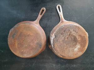 lot 27 image: 2 Cast Iron Pans one Griswold, one Made in USA Size 8