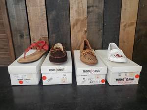 lot 37 image: 4 Pair of Minnetonka Moccasins Various Sizes