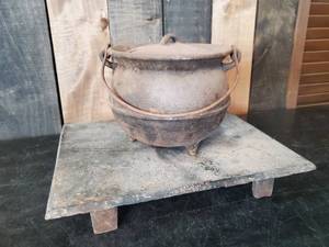 lot 54 image: Tri footed Cheneweths Tra-Sur Cast Iron Pot and Cast iron Trivet