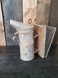 lot 56 image: Beautiful Vintage Bee Smoker Root Quality Bee Supplies In Good Condition Seems to work as it should