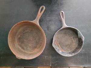 lot 59 image: Two Cast iron Pans Vintage Deep chicken Fryer Wagner Ware Nice
