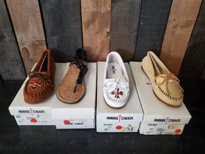 lot 69 image: 4 Pair of Minnetonka Moccasins Various Sizes