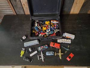 lot 83 image: Box of Hotwheels Cars Trucks and more