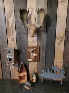 lot 92 image: Fun Lot of Woodsy Outdoor Dcor, Small Moosehead dcor Outhouse Birdhouse Small Boat Displays and more