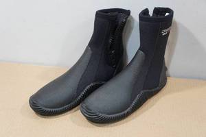 lot 221 image: Cressi Isla 5mm Neoprene Adult Anti-Slip Sole Boots -Mens 7, Womens 8