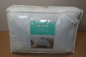lot 3 image: Pillowfort Twin Cotton Comforter Set