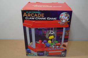 lot 11 image: Electronic Arcade Claw Crane Game