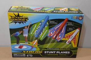 lot 19 image: Stomp Rocket Xtreme Stunt Planes