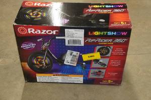 lot 63 image: Razor Lightshow RipRider 360 Caster Trike