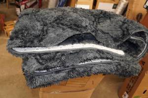 lot 85 image: Plush Area Rug - 8 x 10