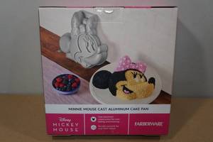 lot 93 image: Farberware Disney Minnie Mouse Cast Aluminum Cake Pan