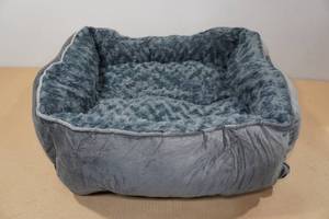 lot 121 image: Plush Lined Dog Bed - 18 X 21