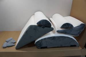 lot 134 image: Post Surgery Therapeutic Wedge Pillow Set