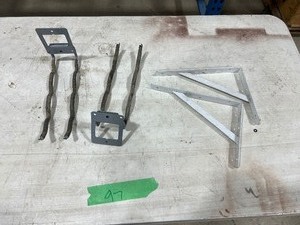 2 SHELF BRACKETS & 2 WALL HOOKS