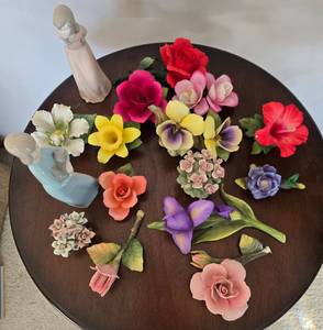 lot 156 image: Collection of 16 Vintage Ceramic Floral and Figurine Decor Pieces