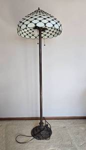 lot 158 image: Vintage Tiffany-Style Stained Glass Floor Lamp