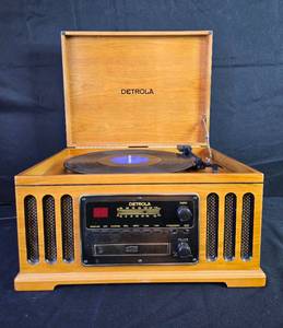 lot 175 image: Detrola Vintage Turntable and Radio Console