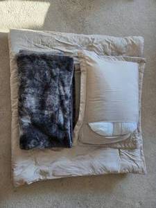lot 178 image: Cozy Bedding Bundle with Blanket and Pillows