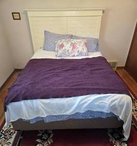 lot 180 image: Queen Size Bed with Headboard and Floral Bedding Set
