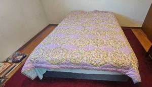 lot 203 image: Queen Size Bed with Floral Patchwork Quilt