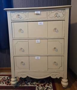 lot 186 image: Elegant Cream-Colored Three-Drawer Wooden Dresser